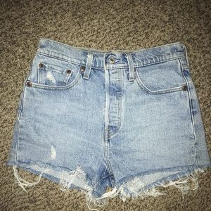 Levi’s high waisted/rib cage shorts size 27
